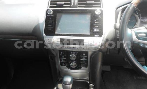 Sayi Na hannu Toyota Land Cruiser Prado White Mota in Maseru a Maseru Sayi Na hannu Toyota Land Cruiser Prado White Mota in Maseru a Maseru