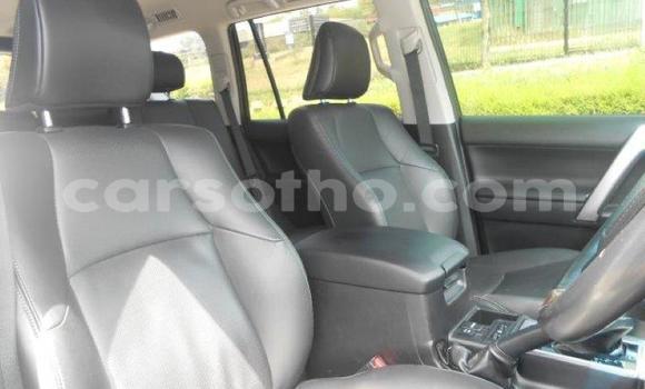 Sayi Na hannu Toyota Land Cruiser Prado White Mota in Maseru a Maseru Sayi Na hannu Toyota Land Cruiser Prado White Mota in Maseru a Maseru