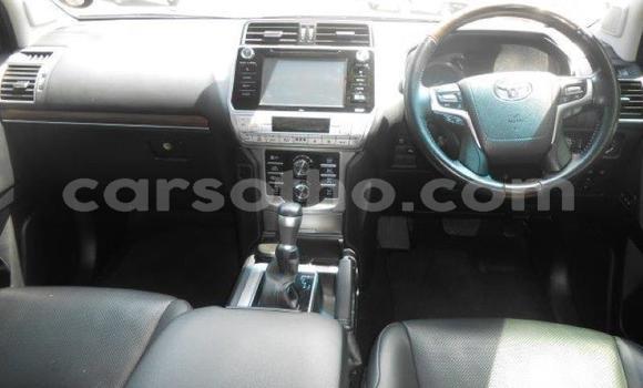 Sayi Na hannu Toyota Land Cruiser Prado White Mota in Maseru a Maseru Sayi Na hannu Toyota Land Cruiser Prado White Mota in Maseru a Maseru