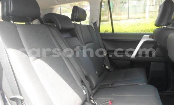 Sayi Na hannu Toyota Land Cruiser Prado White Mota in Maseru a Maseru Sayi Na hannu Toyota Land Cruiser Prado White Mota in Maseru a Maseru