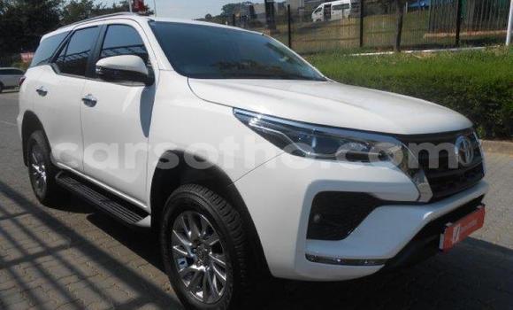 Sayi Na hannu Toyota Fortuner White Mota in Maseru a Maseru Sayi Na hannu Toyota Fortuner White Mota in Maseru a Maseru