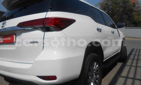 Sayi Na hannu Toyota Fortuner White Mota in Maseru a Maseru Sayi Na hannu Toyota Fortuner White Mota in Maseru a Maseru
