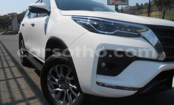 Sayi Na hannu Toyota Fortuner White Mota in Maseru a Maseru Sayi Na hannu Toyota Fortuner White Mota in Maseru a Maseru