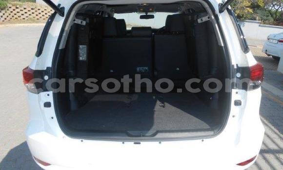 Sayi Na hannu Toyota Fortuner White Mota in Maseru a Maseru Sayi Na hannu Toyota Fortuner White Mota in Maseru a Maseru