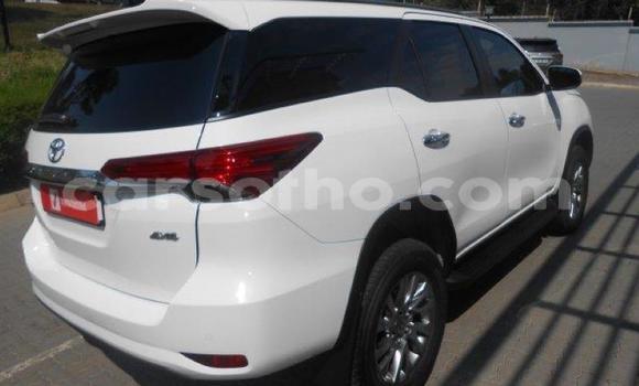 Sayi Na hannu Toyota Fortuner White Mota in Maseru a Maseru Sayi Na hannu Toyota Fortuner White Mota in Maseru a Maseru