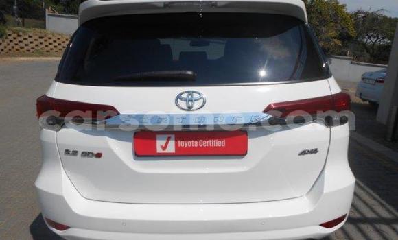 Sayi Na hannu Toyota Fortuner White Mota in Maseru a Maseru Sayi Na hannu Toyota Fortuner White Mota in Maseru a Maseru