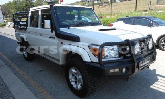 Sayi Na hannu Toyota Land Cruiser White Mota in Maseru a Maseru Sayi Na hannu Toyota Land Cruiser White Mota in Maseru a Maseru