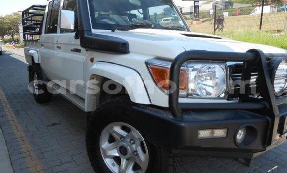 Sayi Na hannu Toyota Land Cruiser White Mota in Maseru a Maseru Sayi Na hannu Toyota Land Cruiser White Mota in Maseru a Maseru