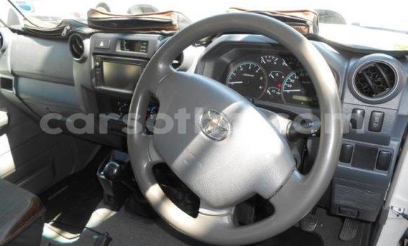 Sayi Na hannu Toyota Land Cruiser White Mota in Maseru a Maseru Sayi Na hannu Toyota Land Cruiser White Mota in Maseru a Maseru