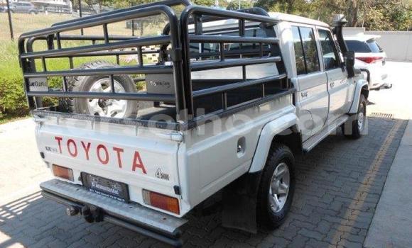 Sayi Na hannu Toyota Land Cruiser White Mota in Maseru a Maseru Sayi Na hannu Toyota Land Cruiser White Mota in Maseru a Maseru