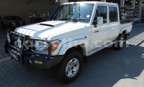 Sayi Na hannu Toyota Land Cruiser White Mota in Maseru a Maseru Sayi Na hannu Toyota Land Cruiser White Mota in Maseru a Maseru