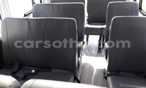 Sayi Na hannu Nissan NV350 Caravan White Mota in Maseru a Maseru Sayi Na hannu Nissan NV350 Caravan White Mota in Maseru a Maseru