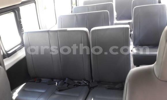 Sayi Na hannu Nissan NV350 Caravan White Mota in Maseru a Maseru Sayi Na hannu Nissan NV350 Caravan White Mota in Maseru a Maseru