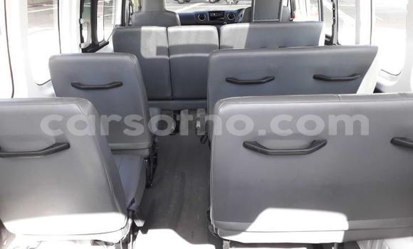 Sayi Na hannu Nissan NV350 Caravan White Mota in Maseru a Maseru Sayi Na hannu Nissan NV350 Caravan White Mota in Maseru a Maseru