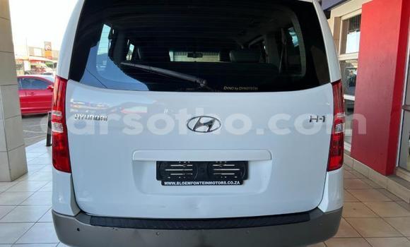 Sayi Na hannu Hyundai H1 White Mota in Maseru a Maseru Sayi Na hannu Hyundai H1 White Mota in Maseru a Maseru