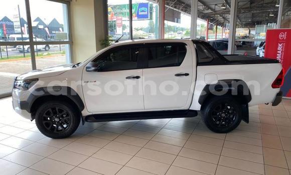 Sayi Na hannu Toyota Hilux White Mota in Maseru a Maseru Sayi Na hannu Toyota Hilux White Mota in Maseru a Maseru