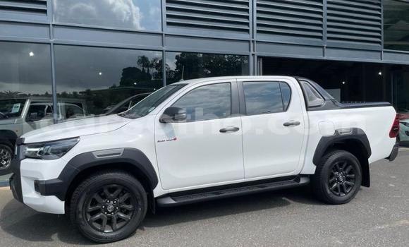 Sayi Na hannu Toyota Hilux White Mota in Maseru a Maseru Sayi Na hannu Toyota Hilux White Mota in Maseru a Maseru