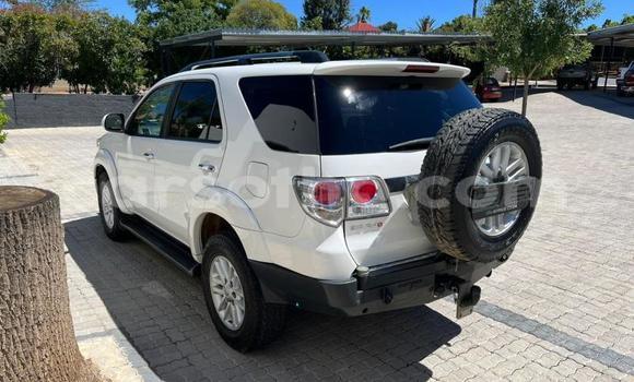 Sayi Na hannu Toyota Fortuner White Mota in Maseru a Maseru Sayi Na hannu Toyota Fortuner White Mota in Maseru a Maseru