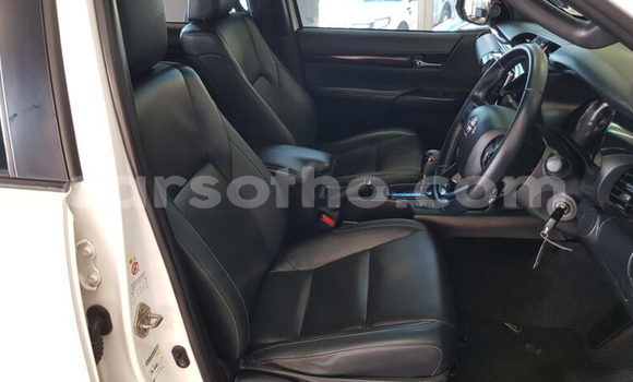 Sayi Na hannu Toyota Hilux White Mota in Maseru a Maseru Sayi Na hannu Toyota Hilux White Mota in Maseru a Maseru