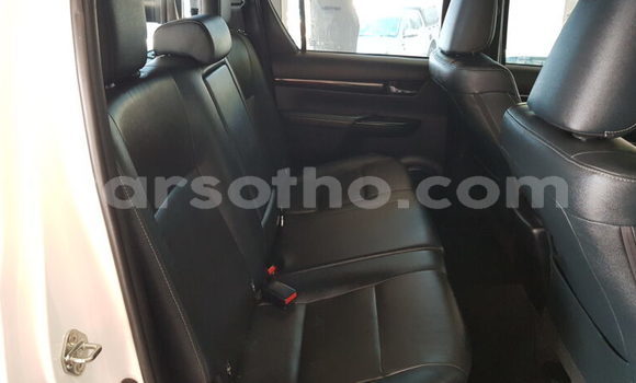 Sayi Na hannu Toyota Hilux White Mota in Maseru a Maseru Sayi Na hannu Toyota Hilux White Mota in Maseru a Maseru