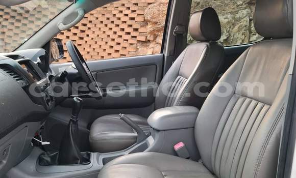 Sayi Na hannu Toyota Hilux White Mota in Maseru a Maseru Sayi Na hannu Toyota Hilux White Mota in Maseru a Maseru