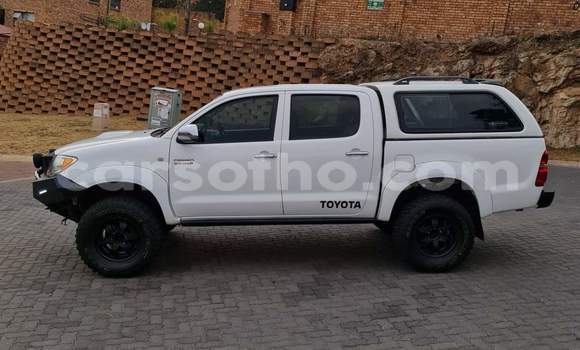 Sayi Na hannu Toyota Hilux White Mota in Maseru a Maseru Sayi Na hannu Toyota Hilux White Mota in Maseru a Maseru