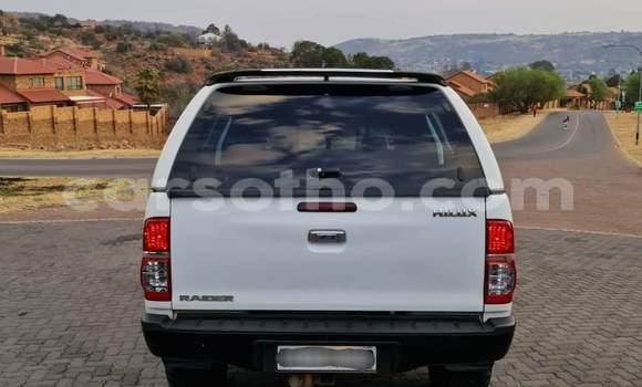 Sayi Na hannu Toyota Hilux White Mota in Maseru a Maseru Sayi Na hannu Toyota Hilux White Mota in Maseru a Maseru