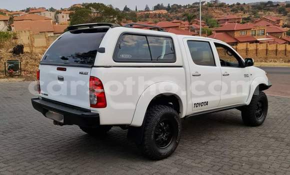 Sayi Na hannu Toyota Hilux White Mota in Maseru a Maseru Sayi Na hannu Toyota Hilux White Mota in Maseru a Maseru