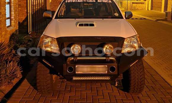 Sayi Na hannu Toyota Hilux White Mota in Maseru a Maseru Sayi Na hannu Toyota Hilux White Mota in Maseru a Maseru