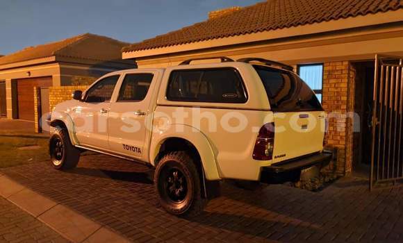 Sayi Na hannu Toyota Hilux White Mota in Maseru a Maseru Sayi Na hannu Toyota Hilux White Mota in Maseru a Maseru