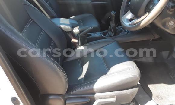 Sayi Na hannu Toyota Hilux White Mota in Hlotse a Leribe Sayi Na hannu Toyota Hilux White Mota in Hlotse a Leribe