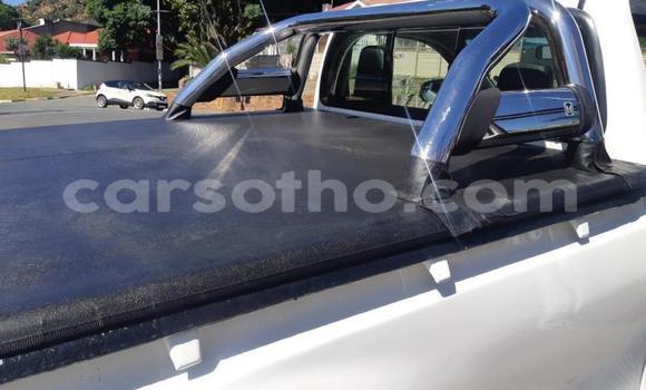 Sayi Na hannu Toyota Hilux White Mota in Hlotse a Leribe Sayi Na hannu Toyota Hilux White Mota in Hlotse a Leribe
