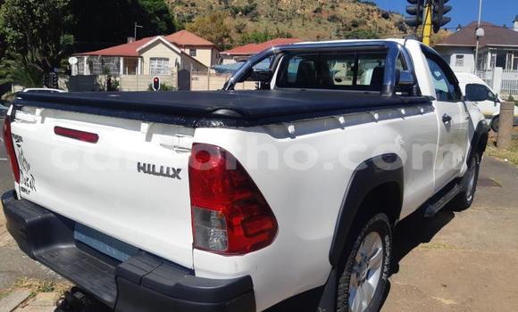 Sayi Na hannu Toyota Hilux White Mota in Hlotse a Leribe Sayi Na hannu Toyota Hilux White Mota in Hlotse a Leribe