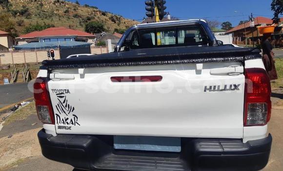 Sayi Na hannu Toyota Hilux White Mota in Hlotse a Leribe Sayi Na hannu Toyota Hilux White Mota in Hlotse a Leribe