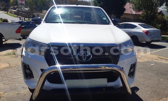 Sayi Na hannu Toyota Hilux White Mota in Hlotse a Leribe Sayi Na hannu Toyota Hilux White Mota in Hlotse a Leribe