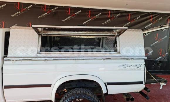 Sayi Na hannu Nissan NP 300 Silver Mota in Maseru a Maseru Sayi Na hannu Nissan NP 300 Silver Mota in Maseru a Maseru