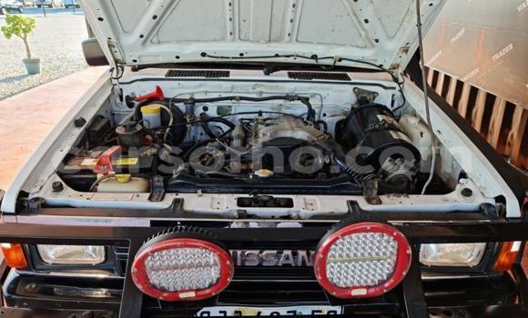 Sayi Na hannu Nissan NP 300 Silver Mota in Maseru a Maseru Sayi Na hannu Nissan NP 300 Silver Mota in Maseru a Maseru