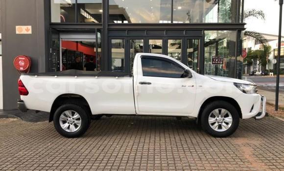 Sayi Na hannu Toyota Hilux White Mota in Maseru a Maseru Sayi Na hannu Toyota Hilux White Mota in Maseru a Maseru