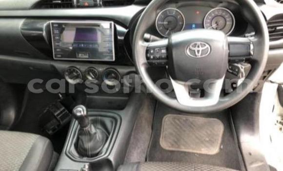 Sayi Na hannu Toyota Hilux White Mota in Maseru a Maseru Sayi Na hannu Toyota Hilux White Mota in Maseru a Maseru