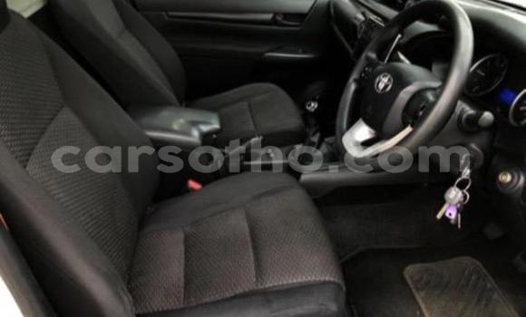 Sayi Na hannu Toyota Hilux White Mota in Maseru a Maseru Sayi Na hannu Toyota Hilux White Mota in Maseru a Maseru