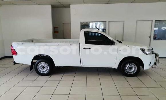 Sayi Na hannu Toyota Hilux White Mota in Maseru a Maseru Sayi Na hannu Toyota Hilux White Mota in Maseru a Maseru