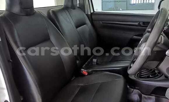 Sayi Na hannu Toyota Hilux White Mota in Maseru a Maseru Sayi Na hannu Toyota Hilux White Mota in Maseru a Maseru
