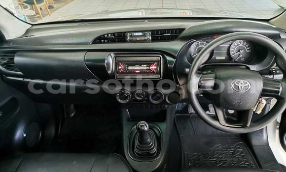 Sayi Na hannu Toyota Hilux White Mota in Maseru a Maseru Sayi Na hannu Toyota Hilux White Mota in Maseru a Maseru