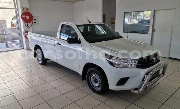 Sayi Na hannu Toyota Hilux White Mota in Maseru a Maseru Sayi Na hannu Toyota Hilux White Mota in Maseru a Maseru