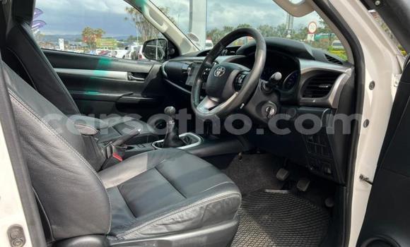 Sayi Na hannu Toyota Hilux White Mota in Maseru a Maseru Sayi Na hannu Toyota Hilux White Mota in Maseru a Maseru