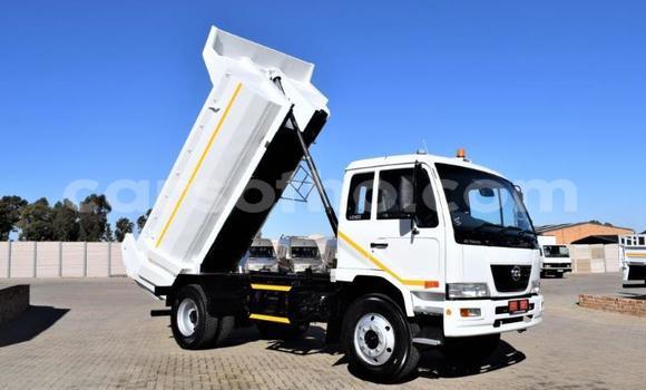 Sayi Na hannu Nissan UD White Babbar mota in Maseru a Maseru Sayi Na hannu Nissan UD White Babbar mota in Maseru a Maseru