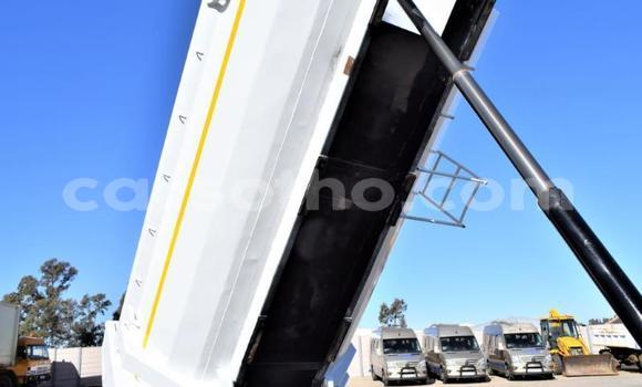 Sayi Na hannu Nissan UD White Babbar mota in Maseru a Maseru Sayi Na hannu Nissan UD White Babbar mota in Maseru a Maseru