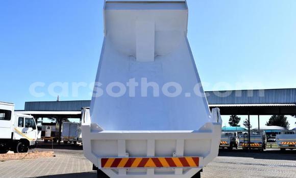 Sayi Na hannu Nissan UD White Babbar mota in Maseru a Maseru Sayi Na hannu Nissan UD White Babbar mota in Maseru a Maseru