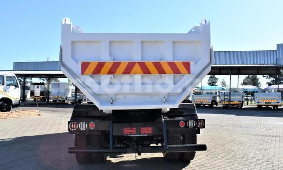 Sayi Na hannu Nissan UD White Babbar mota in Maseru a Maseru Sayi Na hannu Nissan UD White Babbar mota in Maseru a Maseru