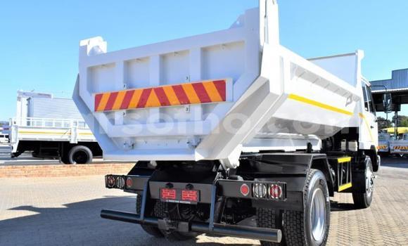 Sayi Na hannu Nissan UD White Babbar mota in Maseru a Maseru Sayi Na hannu Nissan UD White Babbar mota in Maseru a Maseru